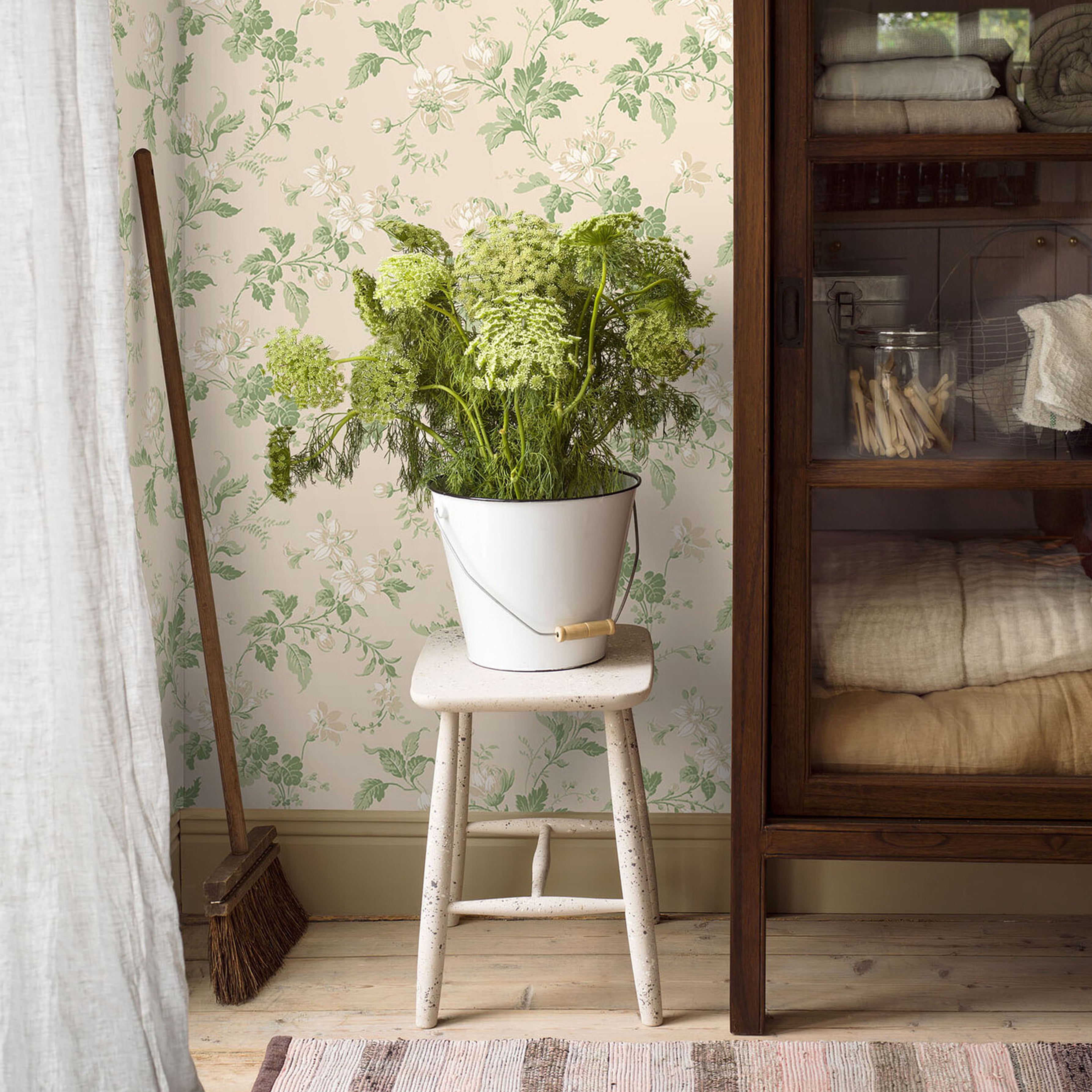 Schumacher Blomslinga Leaf Wallpaper Sample 4519