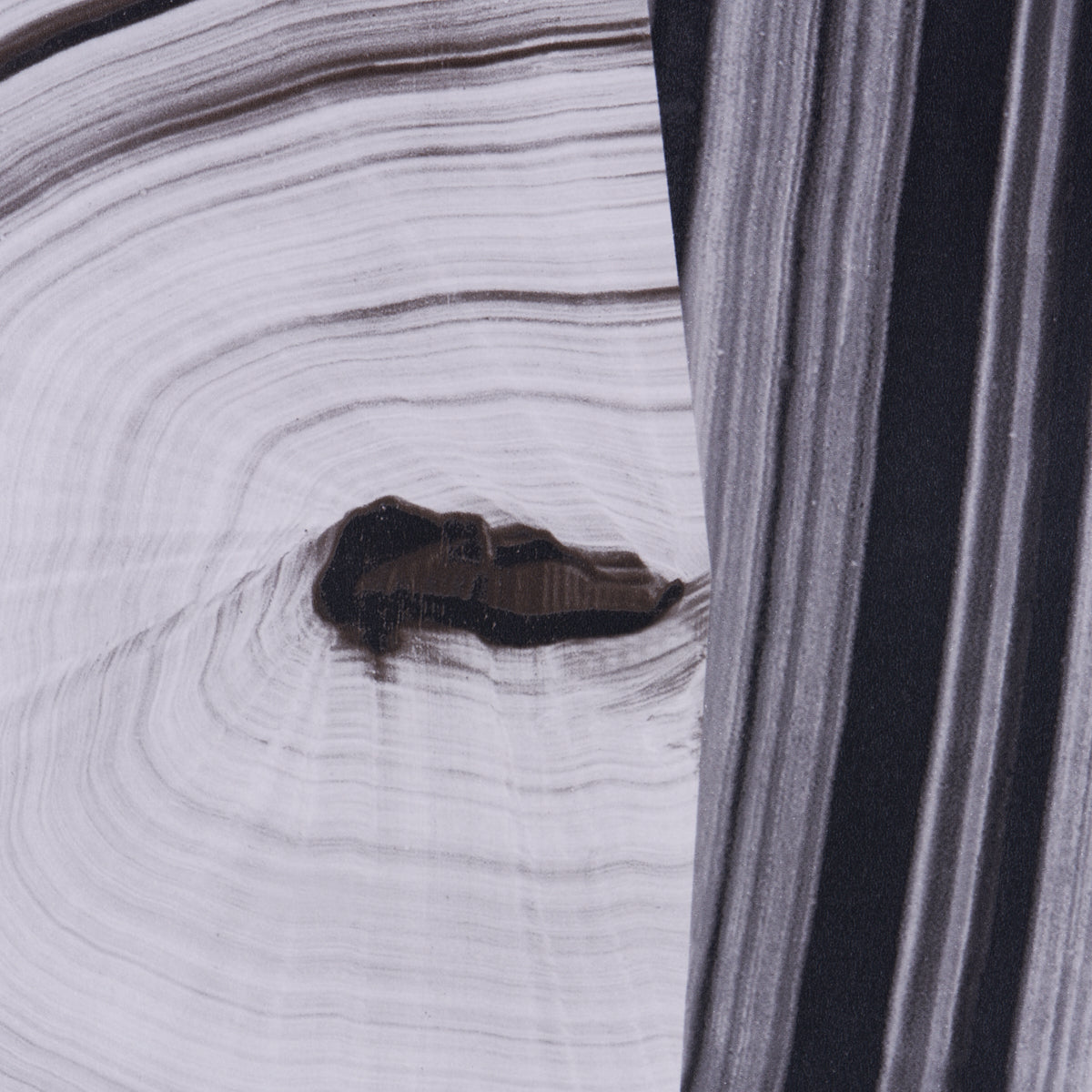 Schumacher Agate Slice Black And White Wallpaper Sample 5013890