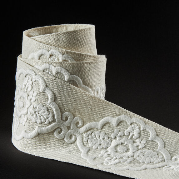 Travers Plaza Medallion 181 Trim Sample 60061181