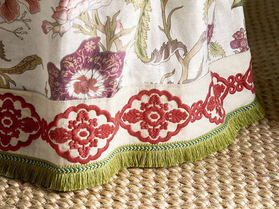 Travers Plaza Medallion 181 Trim Sample 60061181