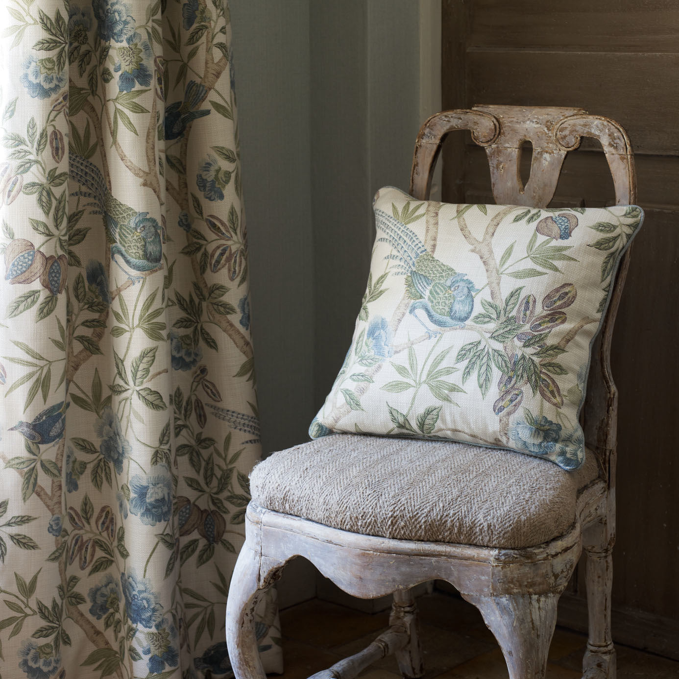 Sanderson Abbeville Rose/Calico 223968 Fabric DFAB223968