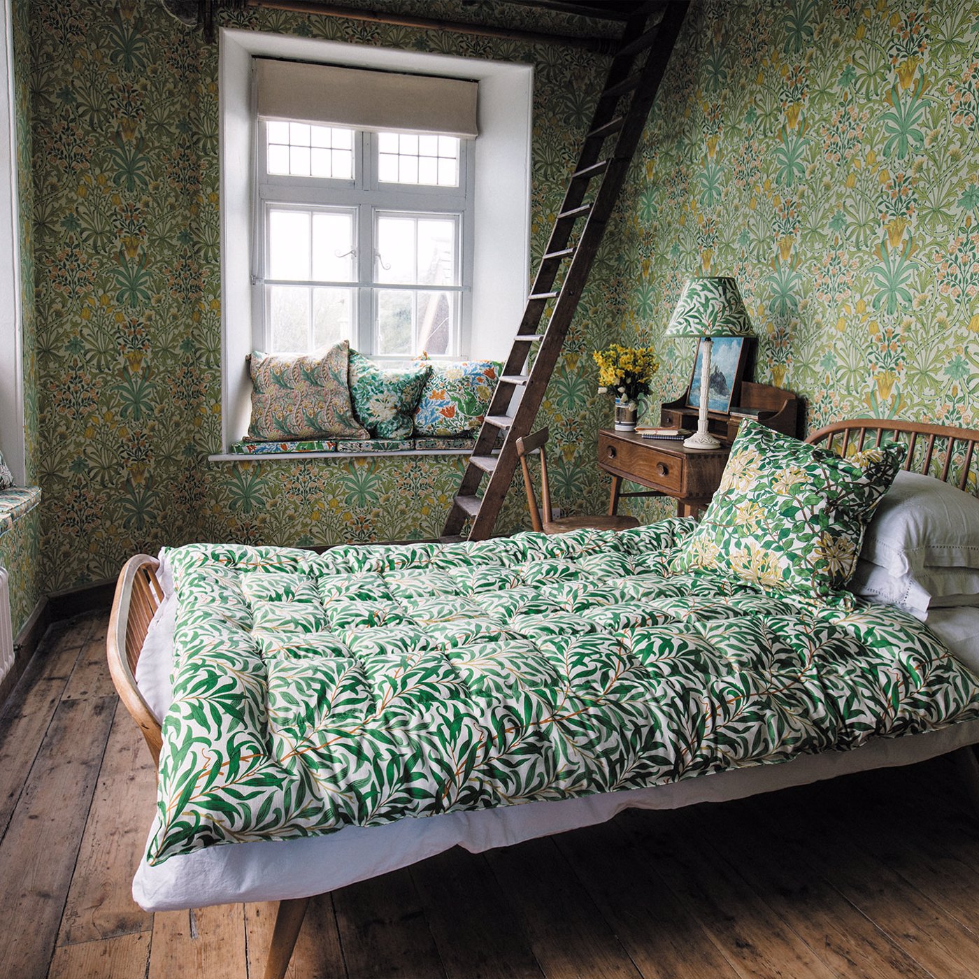 Morris & Co Bachelors Button Leaf Green/Sky 217096 Wallpaper MCOW217096