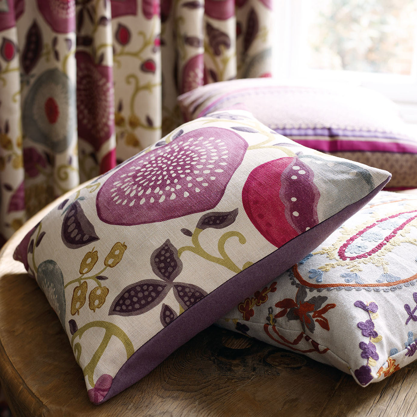 Sanderson Peas & Pods Cherry/Linen 225357 Fabric DSOH225357